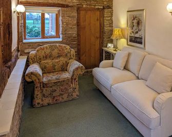 2 bedroom accommodation in Middleton-on-the-Hill, near Leominster - Tenbury Wells - Wohnzimmer