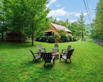 Red Roof Retreat -Watauga River, Cabin, Hot Tub, Gas Fireplace & Grill, Fire-pit - Valle Crucis - Patio