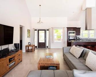 Luxury Oceanfront Villa, 2 Primary Suites + 3rd bdrm, Pool - Cayman Brac - Sala de estar