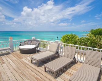 Gorgeous Caribbean 5 Bedroom House Right on the Beach! - Cockburn Town - Balcony