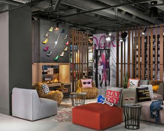 Moxy Düsseldorf City - Düsseldorf - Lobby