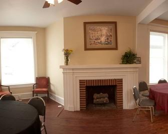 Victorian Home--Sleeps 12-Middle of Everything! - Jefferson City - Restaurant