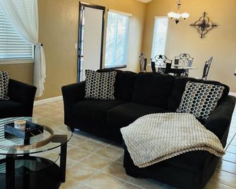 Charming 4-bedroom house with AC and WiFi in welcoming Visalia - Visalia - Huiskamer