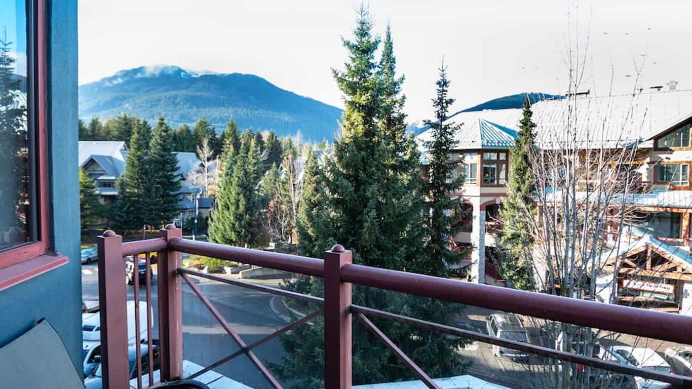 Alpenglow Lodge by MountainView