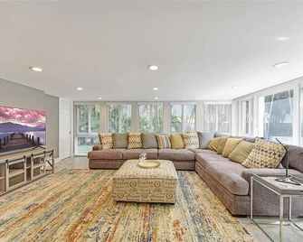 Large Home Wking Bed By Pmi Unit Bh - Fort Lauderdale - Living room