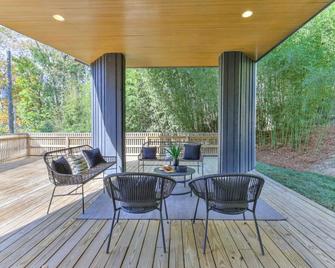 Luxury Hideaway nearly 9000 Sq Ft with Elevator & Huge Deck - Brentwood - Patio