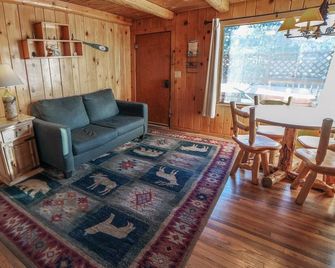 Lazy R Cottages: 3 1 Bedroom Cabin - Estes Park - Living room