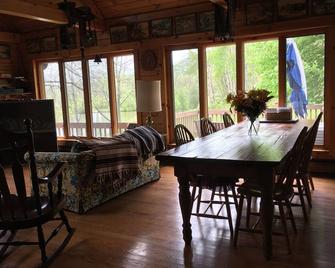 Log House on water, family get-a-way in mountains w/ pond, fishing & Swimming - Tunkhannock - Dining room