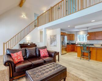 Island Pines - Southport - Living room