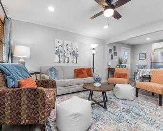 3br 1ba House Blocks From Etsu And Downtown - Johnson City - Living room