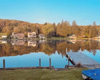 Waterfront Charming 4-bedroom cottage with WiFi, AC in Montrose - Montrose - Outdoors view