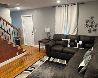 Hot Tub! Game Room! Big 8-Beds 4br 4ba Grill Easy 10 Mins To Dwntown Quiet Area! - Νάσβιλ - Σαλόνι