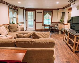 [Optional Hot Tub] Farmhouse style apartment - newly renovated - Monroe - Wohnzimmer