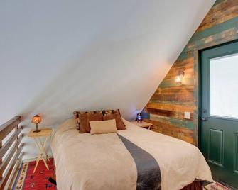 Colorful Cabin with Teepee, Fire Pits and Mtn Views! - Carbondale - Bedroom