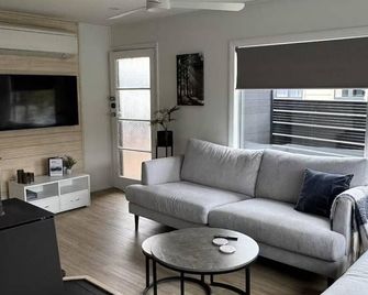 Relax at Jollie-Cozy 3-Bedroom Home, Central Twizel - Twizel - Living room