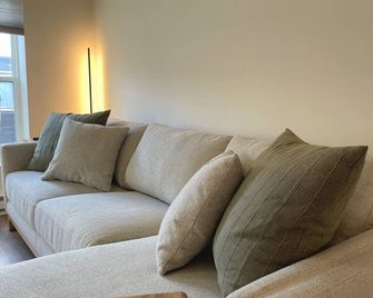 Stylish & Cozy 2br • Central Location • Sleeps 4! - Plattsburgh - Wohnzimmer