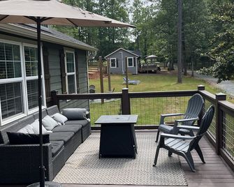 Cozy retreat located in the heart off the TIEC And the blue ridge mountains! - Columbus - Patio