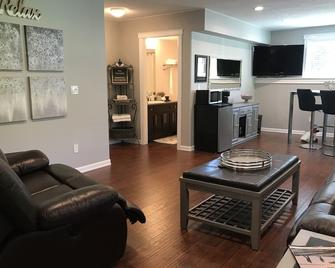 Lower Level Entry Home with private Patio & back yard. - Nanaimo - Living room