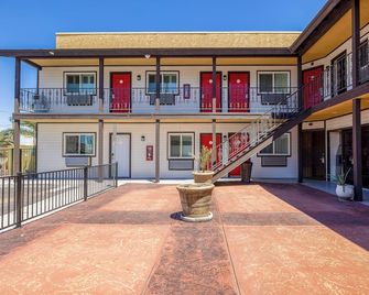 Hotel Avenida Victorville I 15 - Victorville - Gebäude