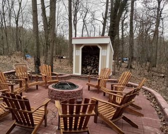 Harpers Ferry Mountain Retreat - 3 Bedroom Near Wineries w/ Laundry & Fire Pit - Harpers Ferry - Patio
