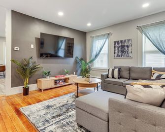1 Mi to Dtwn: Pet-friendly Providence Apt w/ Yard - Providence - Living room