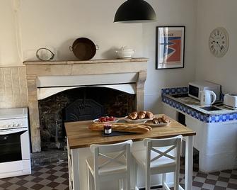 Beautiful old 5 bedroom family house in peaceful and tranquil location - Neuvy-au-Houlme - Comedor