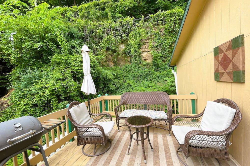 Bluffside Chalet Suite - Mc Gregor - Patio