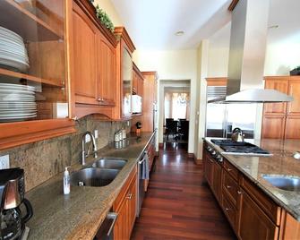 Large Estate Close To Everything. - Greenwood Village - Kitchen