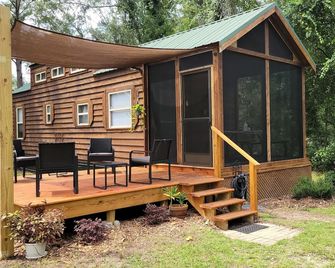1 bedrm tiny house with sleeping loft, big yard, fire pit and screened in porch! - Jasper - Patio