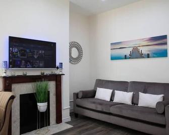 6Bedroom House 10min Drive from City Centre - Prestwich - Wohnzimmer