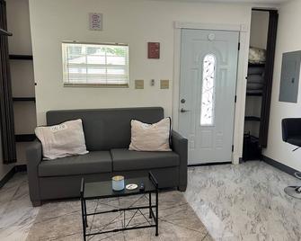 Cozy tiny house escape in sunny Orlando with WiFi, AC, and all you need to relax - Orlando - Living room