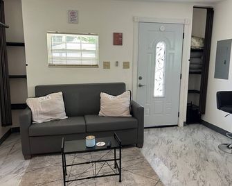Cozy tiny house escape in sunny Orlando with WiFi, AC, and all you need to relax - אורלנדו - סלון