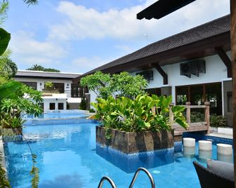 Chateau Genevie Resort and Event Center - Calamba - Piscina
