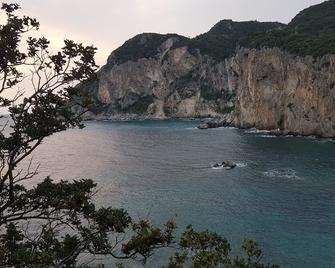 A - Holidayhome 2-4 people / living in the middle of an olive grove, 3km to sea, - Ermones - Bãi biển