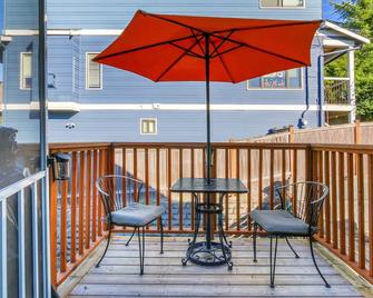 8 minute walk from the light rail station to your front door! No car necessary!! - Seattle - Varanda