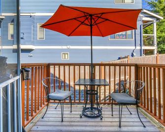 8 minute walk from the light rail station to your front door! No car necessary!! - سياتل - شرفة