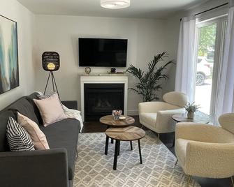 Llama Llama Cozy Cottage - Deseronto - Living room
