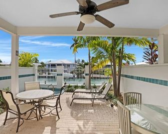 Canalside 2BR/1.5BA Bungalow Villa 7024 with Jetted Spa Pool: Village at Hawks Cay Villas - Duck Key - Balcony