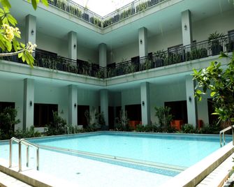 Crystal Inn Batu - Malang - Pool