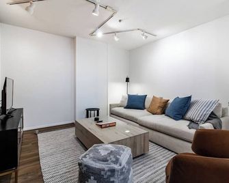 Riverfront Retreat - 2 Units - 3br - Free Parking - Cleveland - Living room