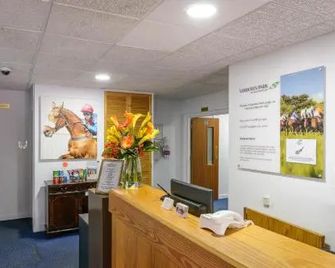Sandown Park Lodge - Esher - Rezeption