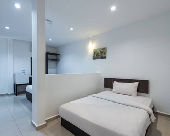 Hollitel Hotel - Malakka - Schlafzimmer