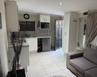 Secure Cottage With Wifi And Plex Or Tambo Airport - Germiston - Living room