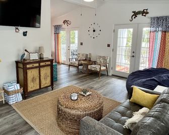 Beach Cottage 4mins to Priv, Access! Deck, Hammock, FirePit, Walk to Dining/Bar - Miramar Beach - Living room