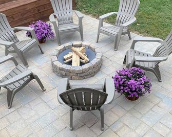 Cheerful & charming renovated cottage close to Skyline Drive, JMU, & Massanutten - Elkton - Patio