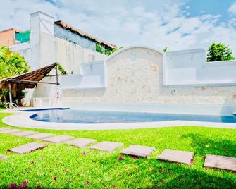 Balcony Comfort Quadruple Room with pool B&B Dolce Vita Caribe Playacar - Playa del Carmen - Pool
