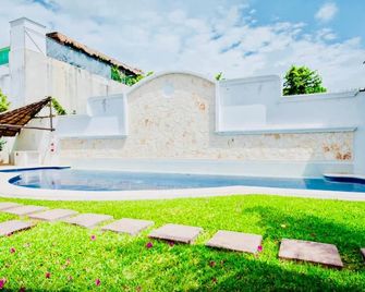 Balcony Comfort Quadruple Room with pool B&B Dolce Vita Caribe Playacar - פלאיה דל כרמן - בריכה