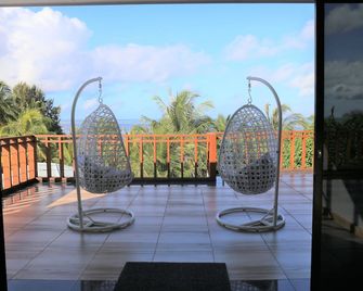 Master Suite Family Room With Views To The Ocean - Thulusdhoo - Balcón