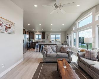 Bear Lake Cabin Sleeps 12! Game Room! Plenty of parking for cars and Toys! - Garden City - Sala de estar