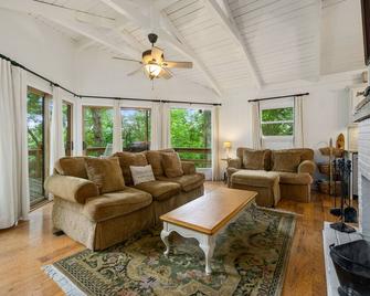 All Decked Out Center Hill Lake - Smithville - Living room